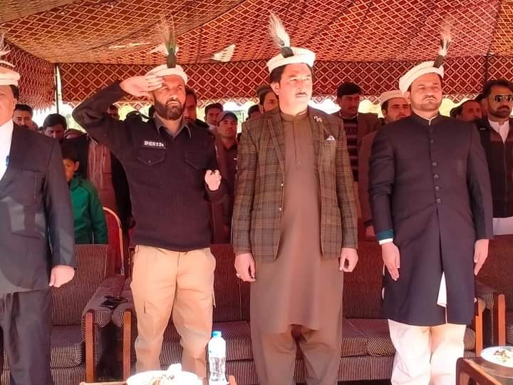 VO_Ghizer's tweet photo. غذر۔  یوم آذادی گلگت بلتستان کی مرکزی تقریب یادگار شہداء گاہکوچ میں منائی گئی۔ یادگار شہداء پر سلامی دی گئی، پھولوں کی چادر چڑھائی گئی۔ اور فاتحہ خوانی کی گئی۔
@RandhawaAli @DeputyGhizer @AssistantAstore @GhizerPolice https://t.co/K6rYMcfaOt
