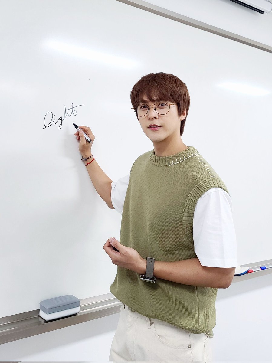 switch_nuna's tweet photo. 라이트 밖에 모르는 바부 🥺 손동운 💜 https://t.co/d3sUDAzaKZ