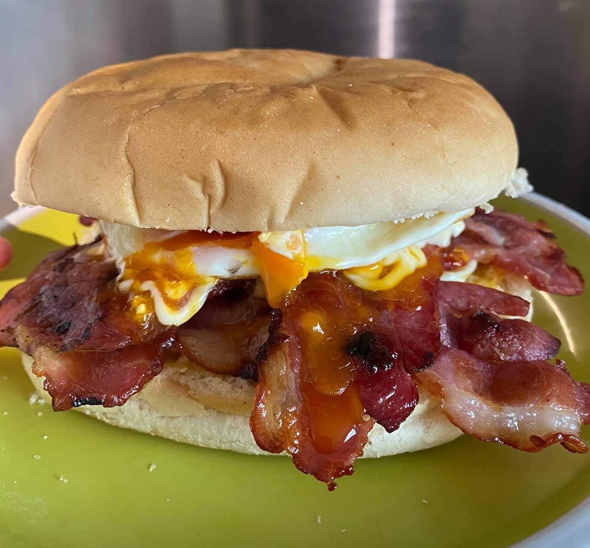 WHATSFORDlNNER's tweet photo. Egg and Bacon Butty https://t.co/gKnJ42qxf7