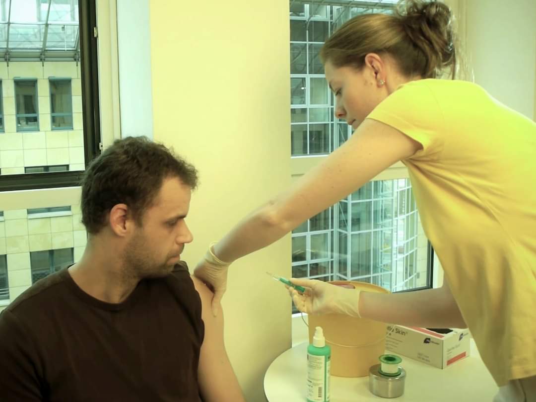 Sächsische Impfkommission empfiehlt ab heute Booster-Impfungen für alle ab 18 Jahre. Darüber hinaus hat die SIKO vorsorglich ihre Empfehlung bezüglich des Impfstoffes von Moderna (»Spikevax«) angepasst. Dieser wird nun ab einem Alter von 30 Jahren empfohlen.