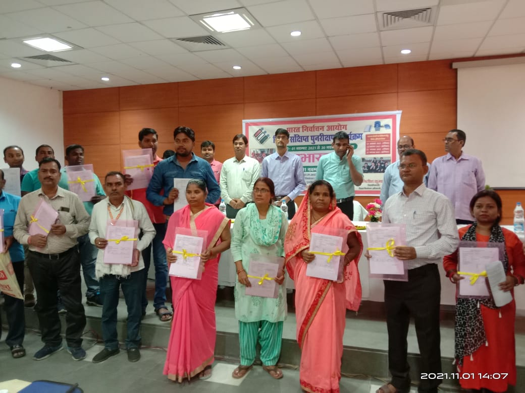 AdmAyodhya's tweet photo. Voter list summary revision programme PG college ayodhya mein BLO and students ke saath start kiya gaya https://t.co/MHags9A0t6