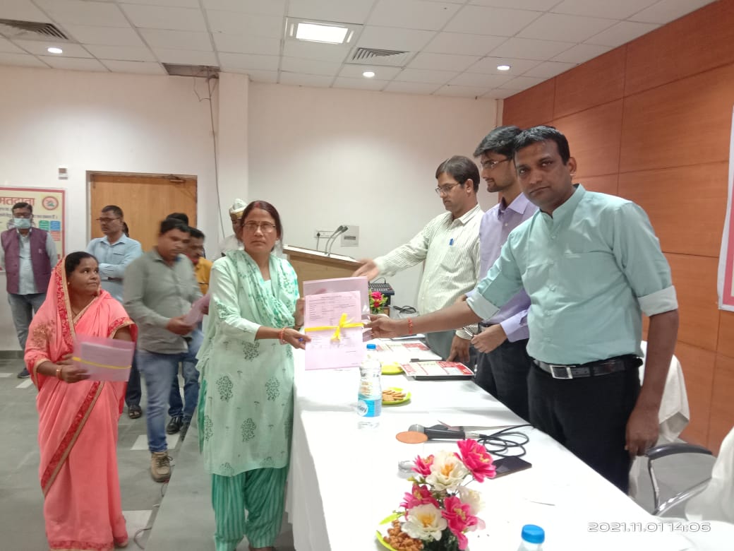 AdmAyodhya's tweet photo. Voter list summary revision programme PG college ayodhya mein BLO and students ke saath start kiya gaya https://t.co/MHags9A0t6