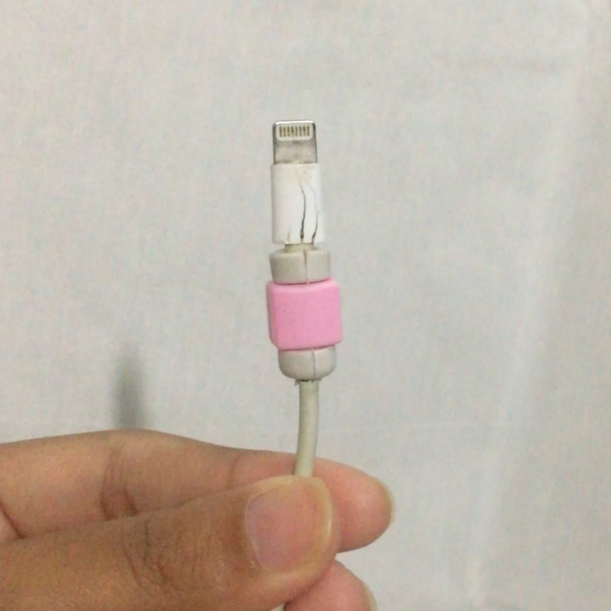 sukacoba's tweet photo. mau cerita! kalian lebih baik gausah pake pelindung kabel gitu deh buat yg pake charger iphone ori. soalnya kabel aku jadi makin mengenaskan😭 yg pecah ini emang udh lama tapi ga ngaruh sama kecepatan ngecharger nya https://t.co/rMBR9skNYi