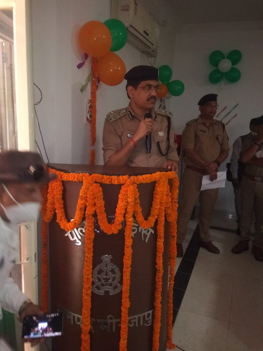 digmirzapur's tweet photo. #dig रेंज मिर्जापुर "आर0के0 भारद्वाज" द्वारा पुलिस लाइन मिर्जापुर में यातायात जागरूकता रैली को हरी झण्डी दिखाकर यातायात माह नवम्बर-2021 का किया गया शुभारम्भ।
🚏आमजन को सड़क सुरक्षा के प्रति जागरूक करते हुये यातायात नियमों का पालन करने हेतु किया प्रेरित। 
#UPPTraffic https://t.co/n85cBHP7P7