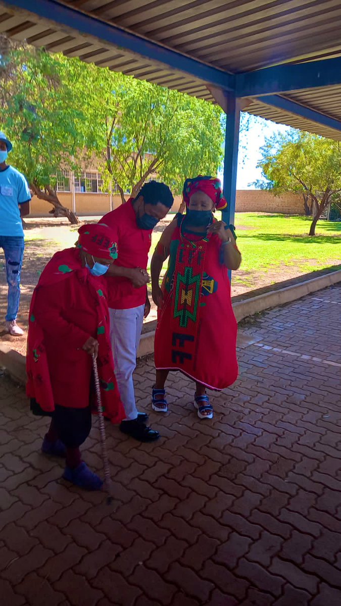 MbuyiseniNdlozi's tweet photo. Three generations #VoteEFF #MyQueens https://t.co/obONmJKjCF