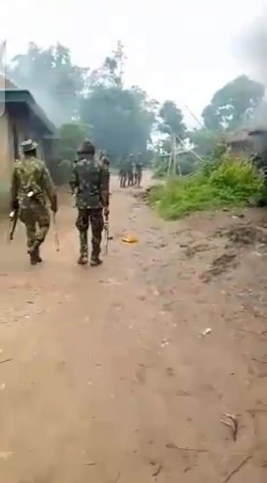 General_Somto's tweet photo. According To An Eyewitness Report: "Nigeria Soliders Invades Isi-Nwgu Mgbowo, Awgu L.G In Enugwu State Since 5am Early This Morning Burning Innocent People’s Houses And Shooting At Anything That Moves And Villagers Are Taking refuge In The Bushes."
@UKinNigeria @UNHumanRights https://t.co/qUOa3Xw42O