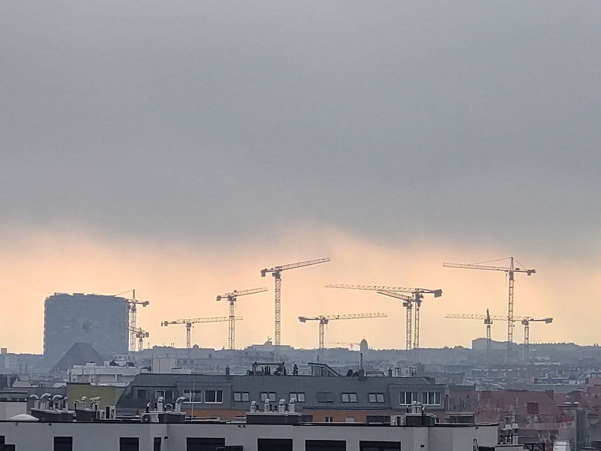 cheerssu's tweet photo. #Allerheiligen in #Wien #November2021 views of #Vienna #fogscape @StormHour @ThePhotoHour https://t.co/moSJJkSeWO