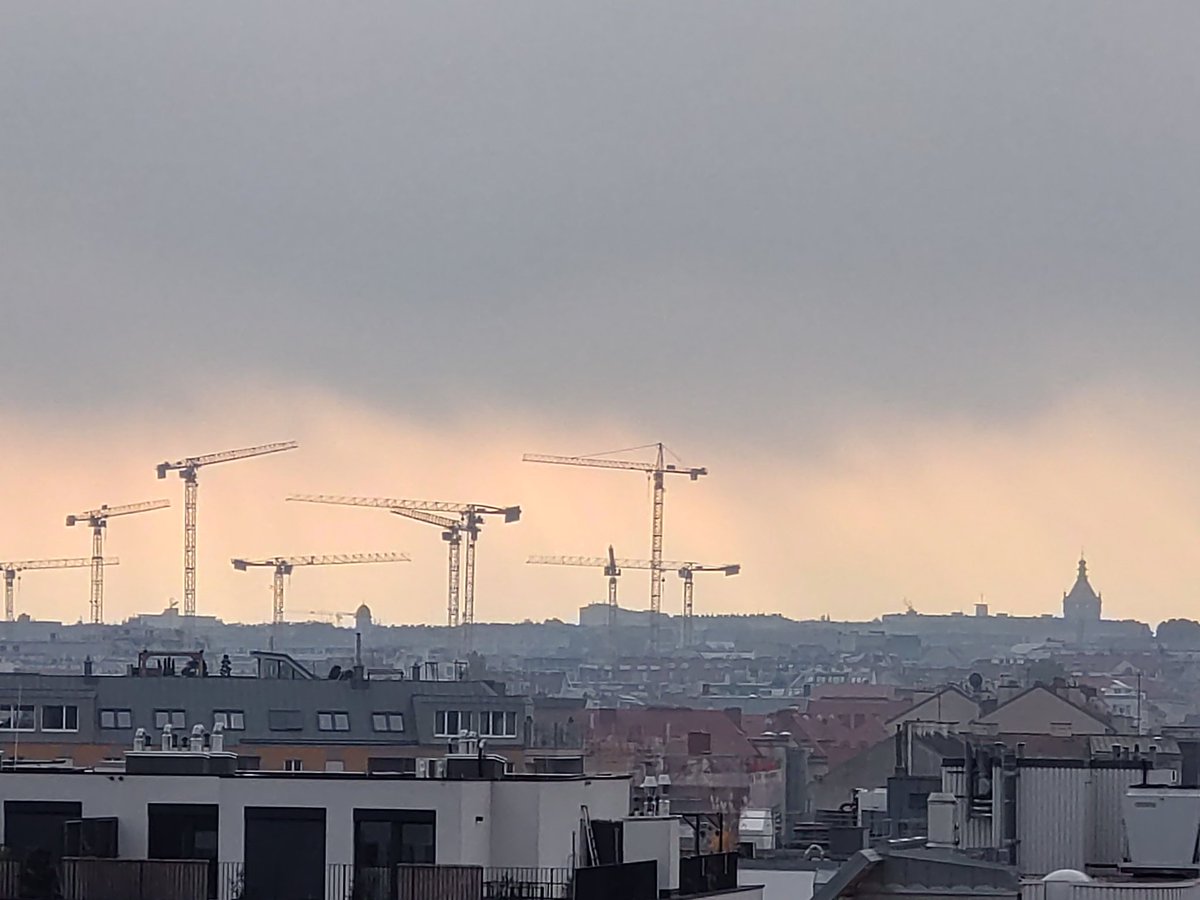 cheerssu's tweet photo. #Allerheiligen in #Wien #November2021 views of #Vienna #fogscape @StormHour @ThePhotoHour https://t.co/moSJJkSeWO
