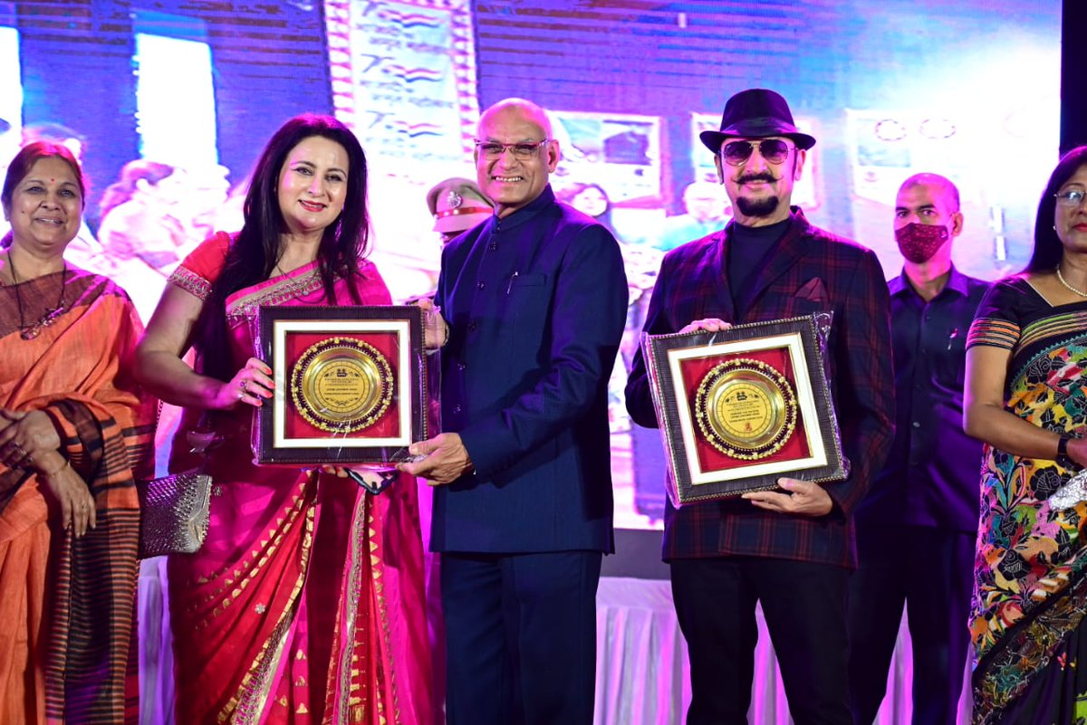 vijay_dutt's tweet photo. #JIFFA Jharkhand international Film festival Award ceremony 2021 night with honorable Governor Jharkhand @RameshBais4 @maji_mahua @GulshanGroverGG @poonamdhillon @pranawkrbabbu https://t.co/agPSvv814v