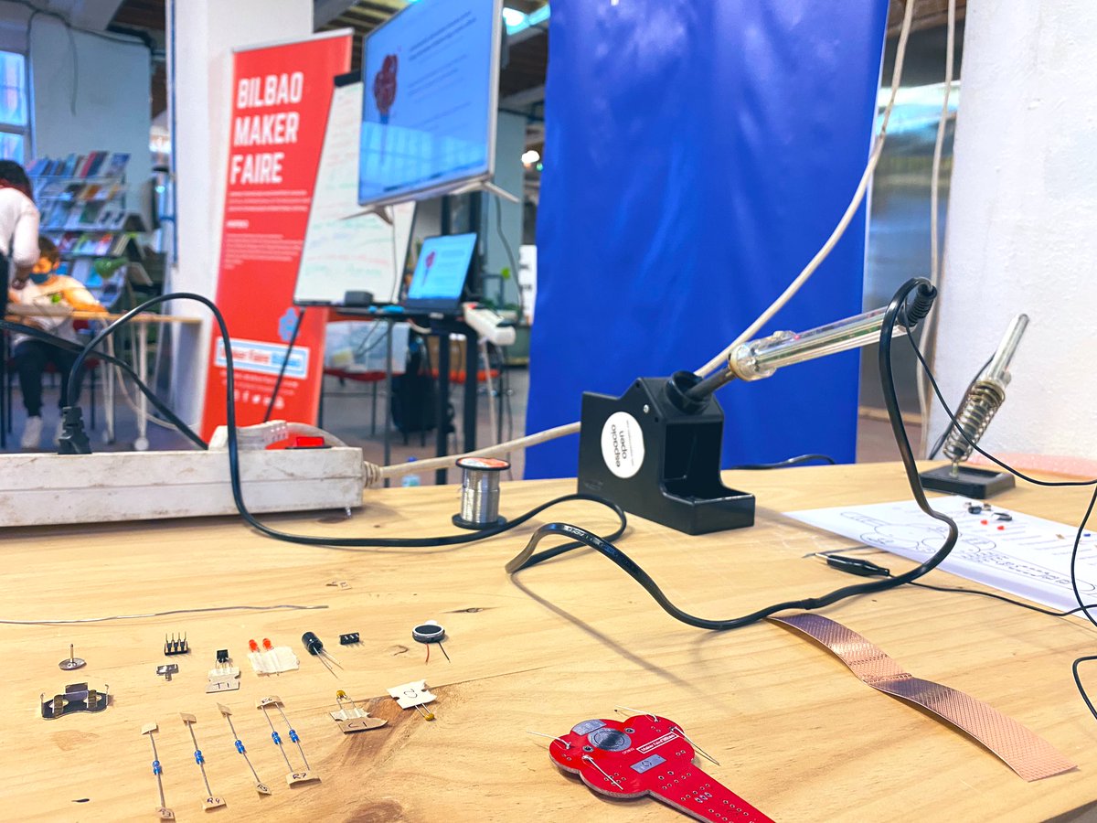 elenavercher's tweet photo. had loads of fun creating a #Drawdio, learning & practising soldering & creative electronics at Bilbao Maker Faire #MFBIO!✏️🎶
▶️https://t.co/BwojWLE7TB
and the best part will come tomorrow when the Y3 students discover it!✨
ESKERRIK ASKO, @Arual97dn_nb eta @nerea_diaz_!💙✨ https://t.co/jVXmwV1LjQ