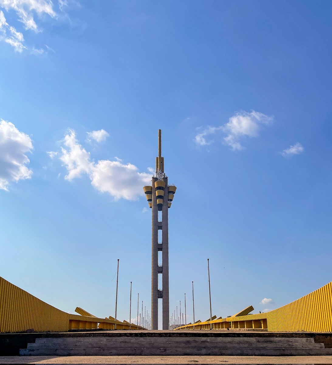 VisitCongo_'s tweet photo. 📍La Tour Échangeur de Limete, 

Cette tour avait pour but de devenir le symbole de la nation congolaise et un site touristique de premier plan, à l'exemple de la tour Eiffel à Paris ou de la statue de la Liberté à New-York.

📷 by: @jamesmaheho

#VisitCongo #EchangeurdeLimete https://t.co/vHIe4hkj9w