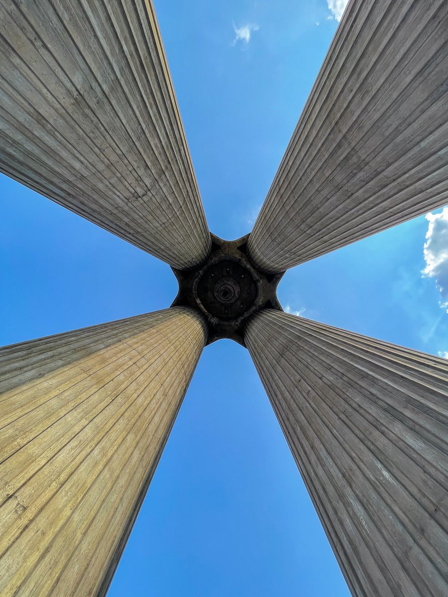 VisitCongo_'s tweet photo. 📍La Tour Échangeur de Limete, 

Cette tour avait pour but de devenir le symbole de la nation congolaise et un site touristique de premier plan, à l'exemple de la tour Eiffel à Paris ou de la statue de la Liberté à New-York.

📷 by: @jamesmaheho

#VisitCongo #EchangeurdeLimete https://t.co/vHIe4hkj9w