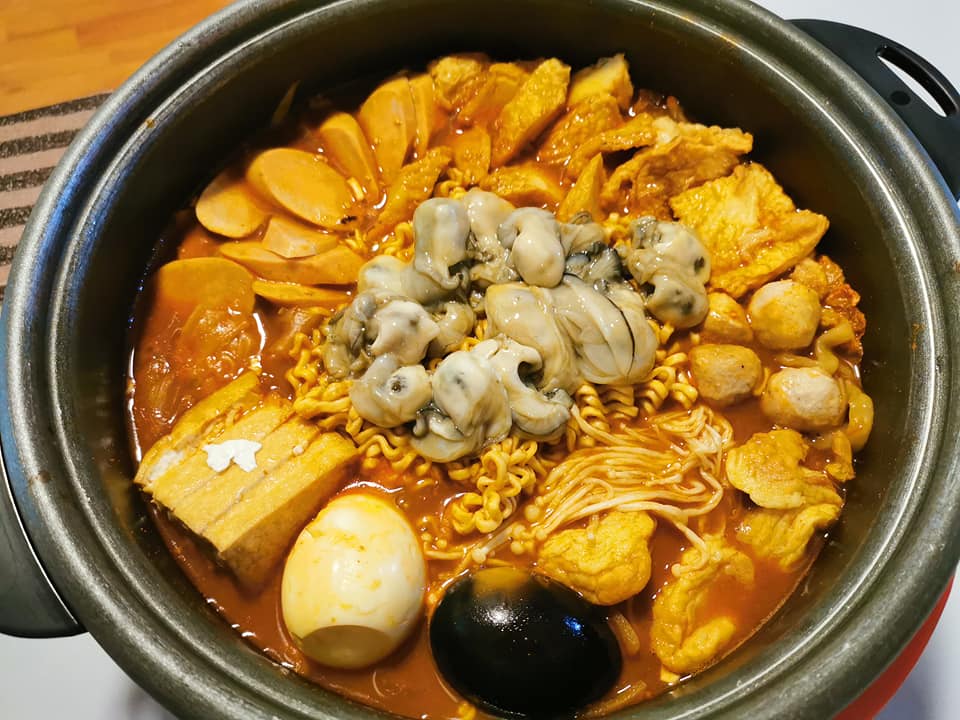 MeetoothFilm's tweet photo. Who can resist this super fresh&amp;plump local #Oyster sold in the fresh market for only RM5😱#tteokbokki #ramen #raboki #dinner #tonight! #handsup if it makes u #drool 😜
#spicy #egg #centuryegg #dumplings #cheatmeal #ricecake #homemade #food #recipes #asmrfood #koreanfood #mukbang https://t.co/ZUwwYAfPuw