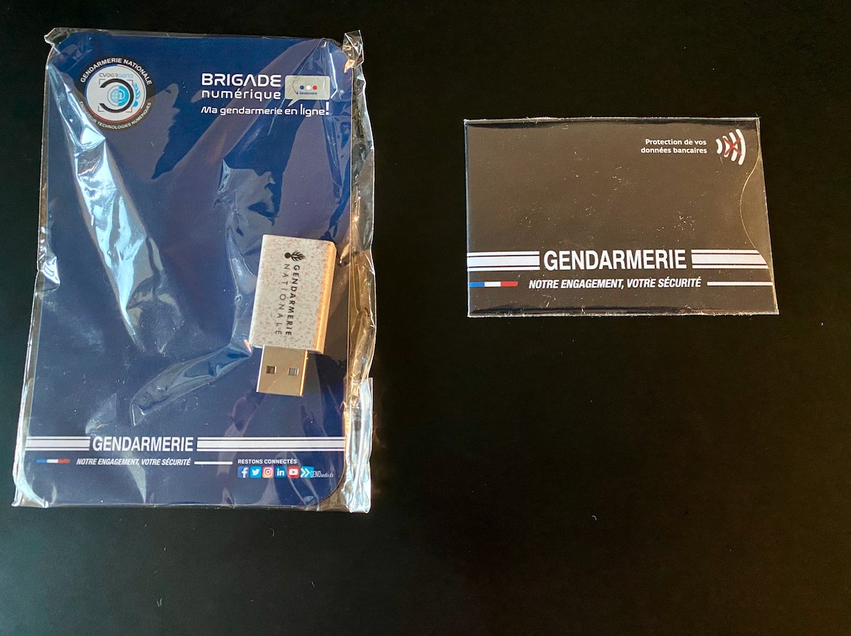 CyberGEND's tweet photo. Deux accessoires indispensables pour votre #cybersécurité 
- un USB data blocker ou USB condom (pour recharger sans risquer une infection de votre device)
- un porte carte 💳anti NFC (pour se protéger d'une fraude au sans contact)
#NotreEngagementVotreCyberSécurité https://t.co/ki0qRF0m7w