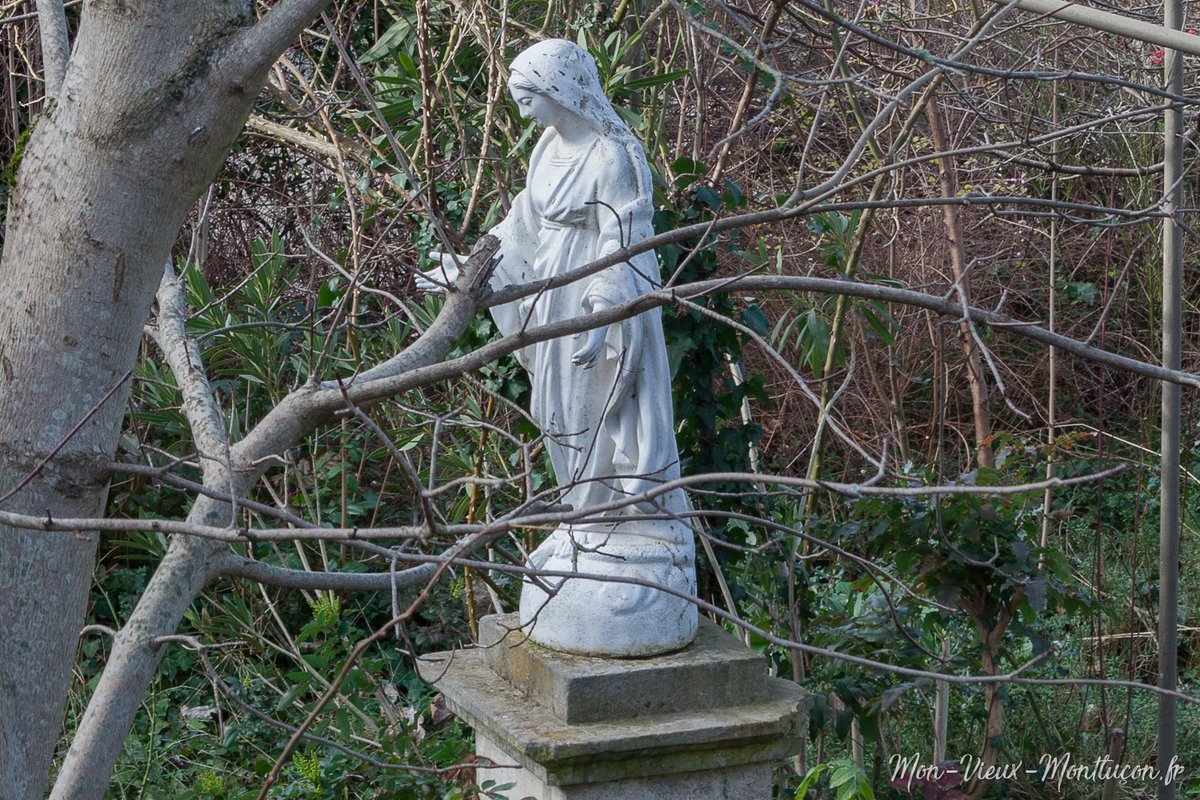 VieuxMontlucon's tweet photo. 2 rue de la Fontaine : selon la saison, on peut plus ou moins apercevoir cette statue de la Vierge par l'esplanade du #MuPop
🗺️ #OpenStreetMap : https://t.co/yazRzXNMZl
📷 #PixelFed : https://t.co/hlza2AZkSZ
#VieuxMontluçon #Allier #Auvergne #Bourbonnais https://t.co/cs6fIECcnH