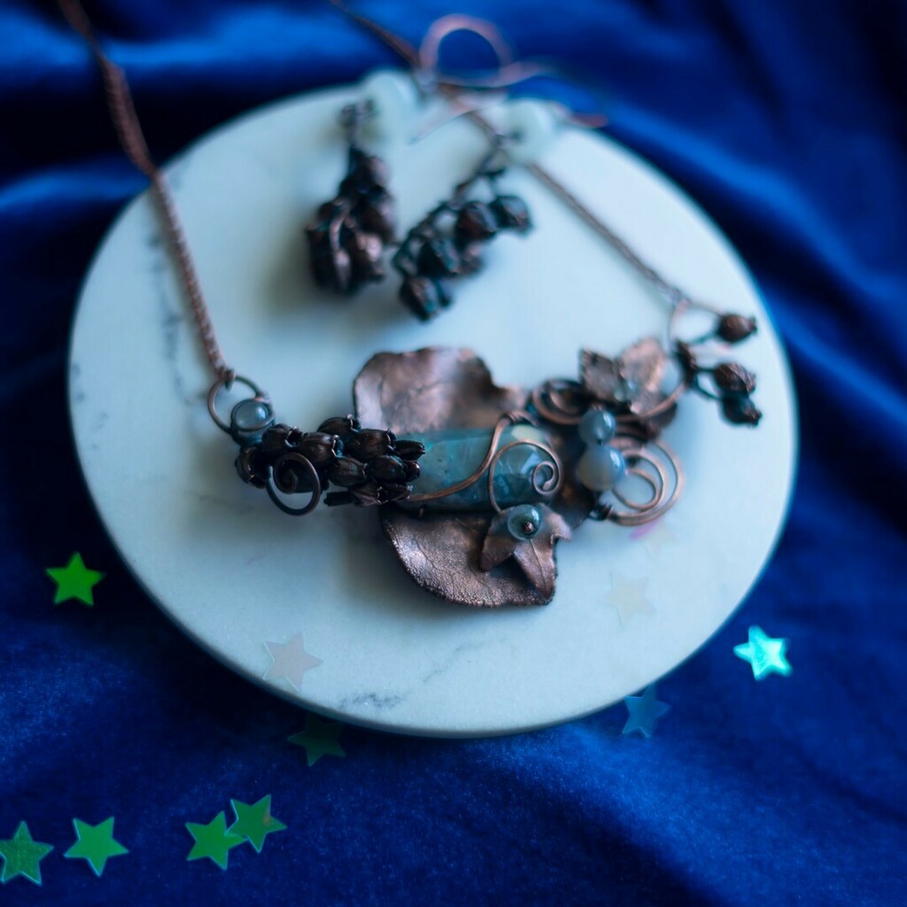 moondome_uk's tweet photo. Nature do it better! 
Real ivy in copper with flashy labrodorite - I can guarantee you will never see anyone with same piece of jewelry. 
£65.00 in the shop or via etsy
.
#etsysellersofinstagram #etsyjewellery #witchythings #witchyvibes #flowerwitch #greenwitch #witchaesthet… https://t.co/IJ4utQnSwP