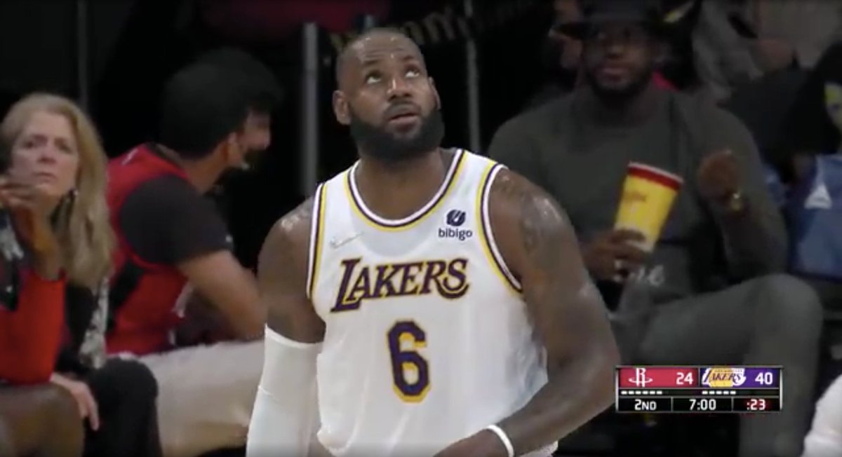 Pasó anoche en el partido entre Lakers y Rockets. Mirad bien al hombre que hay detrás de LeBron James 👀
