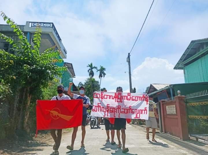 b3rry_y's tweet photo. "Continue the revolution with flames in Thantlang" youths from Dawei marched against the terrorists dictatorship today.

MYANMAR NEEDS HELP
#WhatsHappeningInMyanmar
#Nov1Coup https://t.co/GZfFReNuRi