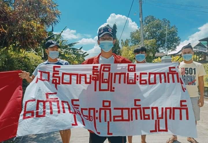 b3rry_y's tweet photo. "Continue the revolution with flames in Thantlang" youths from Dawei marched against the terrorists dictatorship today.

MYANMAR NEEDS HELP
#WhatsHappeningInMyanmar
#Nov1Coup https://t.co/GZfFReNuRi