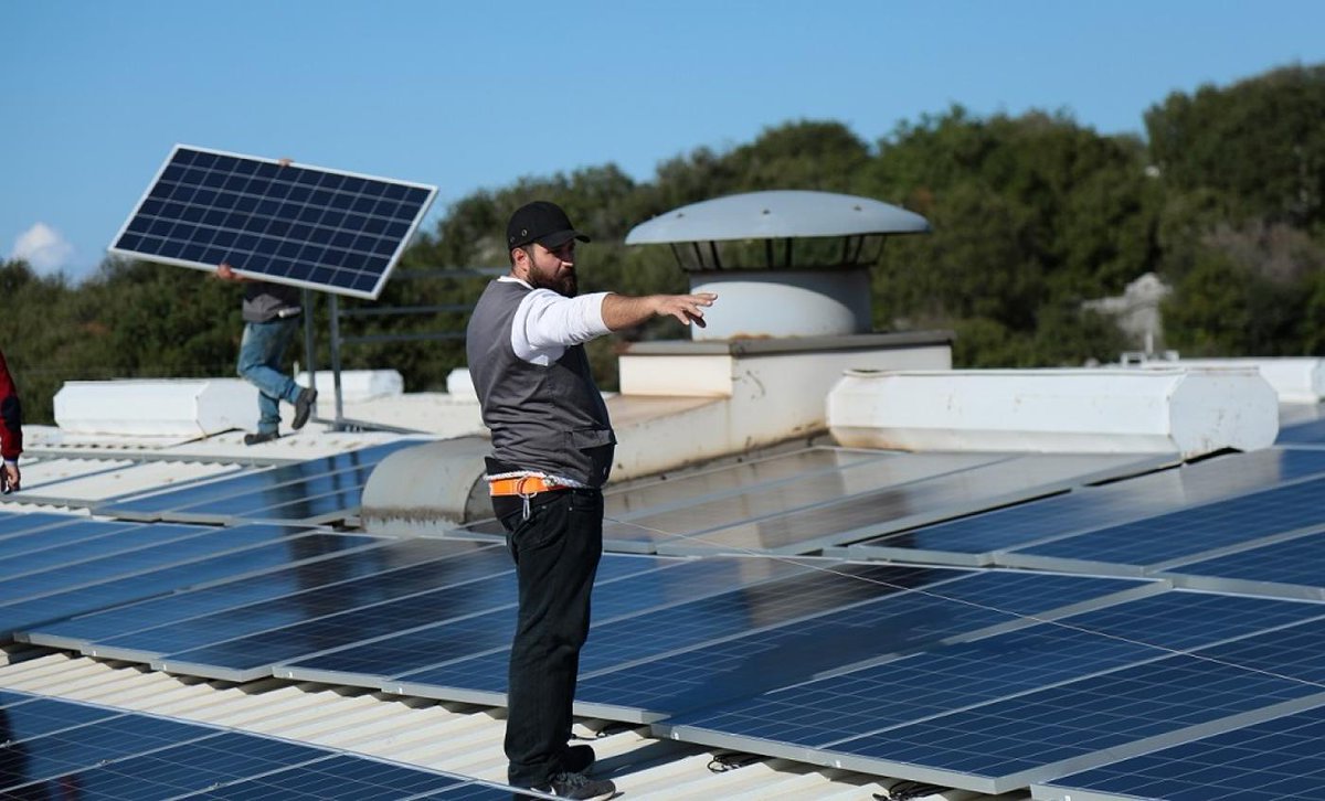 MiddleEastEyeFr's tweet photo. Avec l’énergie solaire, le Liban a enfin l’occasion de se détourner du tout pétrole https://t.co/65w3cilvND https://t.co/LlepxubC8a
