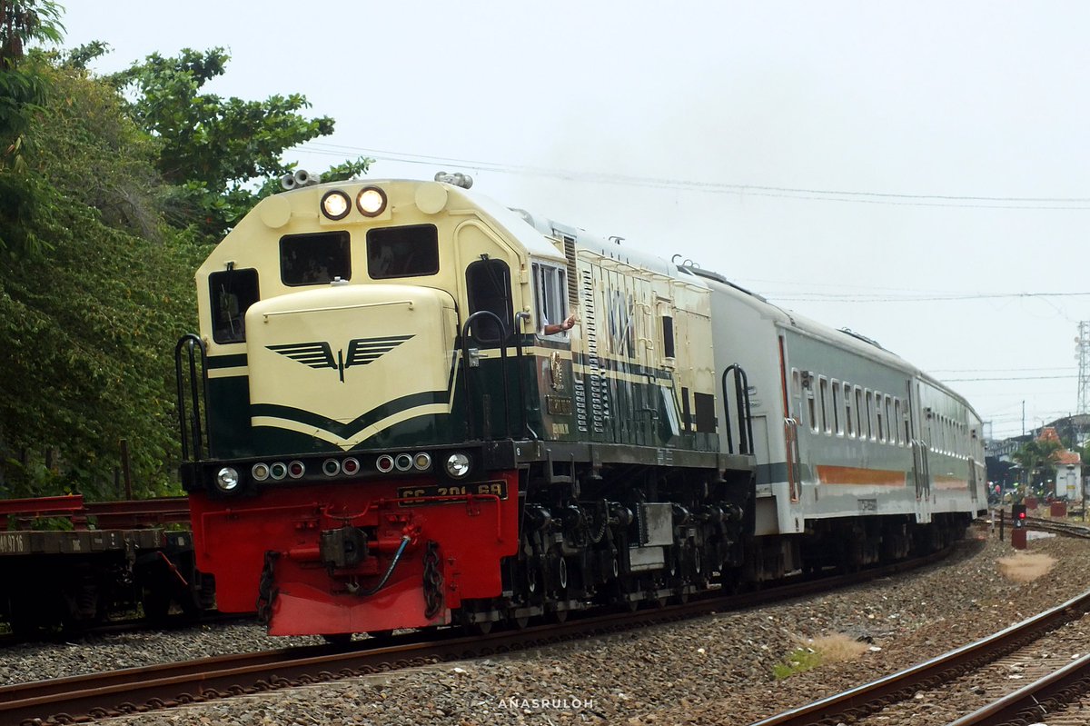 Anasruloh_MA's tweet photo. Kamandaka ber-vintage
.
IF : KA. Kamandaka (185) + CC 201 83 31 (69) SMC
.
.
#kamandaka #lokomotif #vintage #pjka #kai121 #keretaapi #indonesianrailway #indonesianrailwayphotography #fotosepur #semboyansatoecommuntity #irps #daop4 #semarang #jawatengah #indonesia https://t.co/9Z3cf0cwrZ