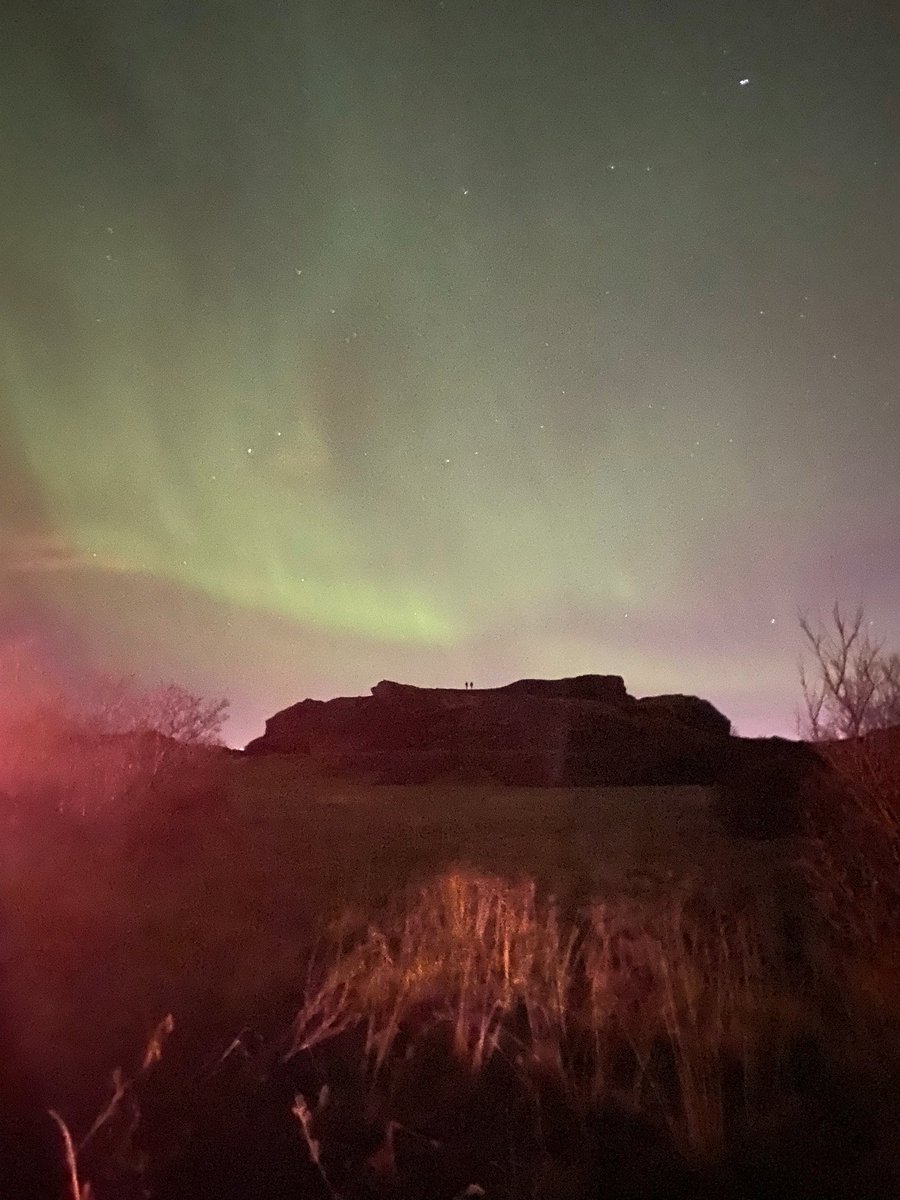 Það er ekkert sérstakt leyndarmál að ég er ógeðslega lélegur að taka myndir.
Ég hafði til dæmis ekki hugmynd um að það væri hóll fyrir framan mig í myrkrinu og hvað þá að á honum stæðu tvær manneskjur að skoða norðurljósin en mér finnst þessi mynd kúl