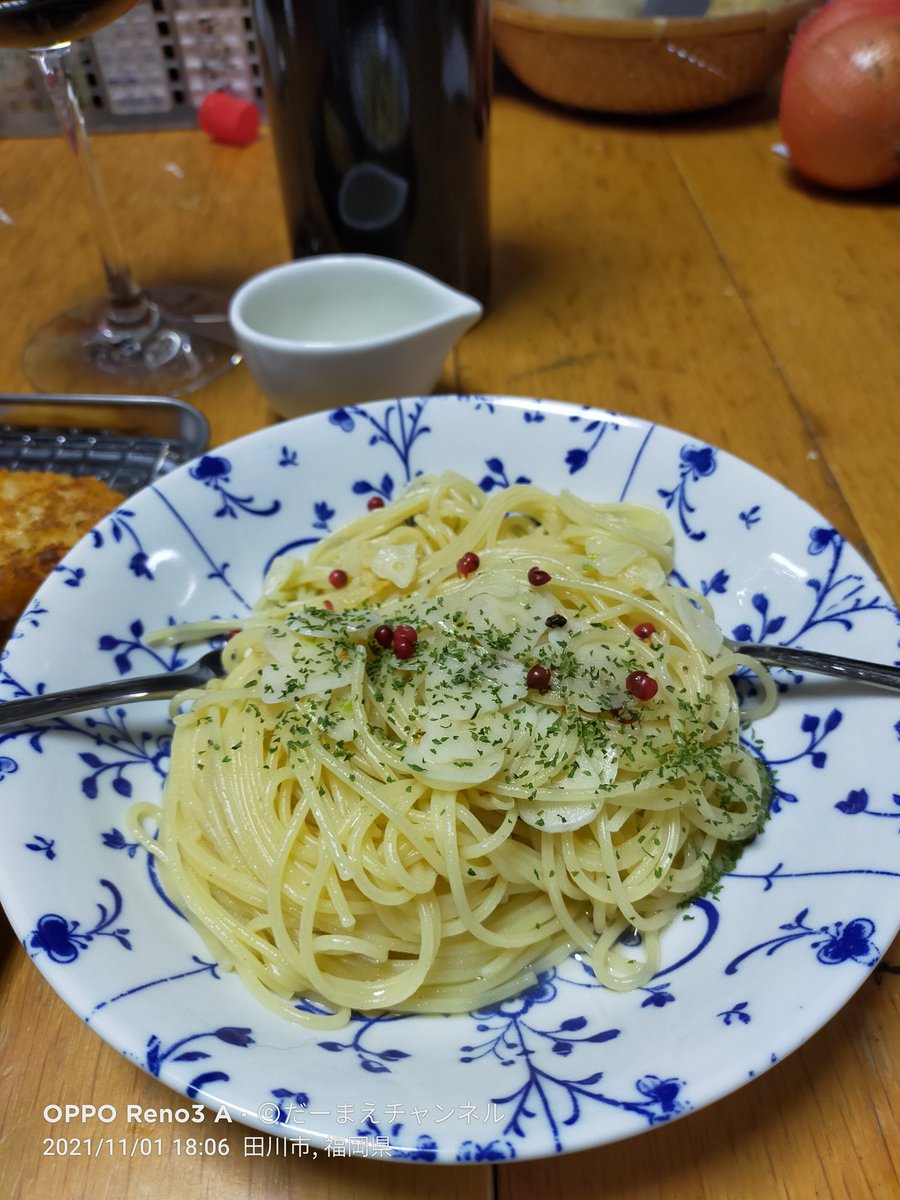 edo7878's tweet photo. もう11月だねぇ
今日のボッチ呑みは
#BUCCELLA
#赤ワイン
#多分カリフォルニアワイン
#カベルネ・ソーヴィニヨンうめぇ
#ピーロート・ジャパン
#pierothjapan 
#今月はボジョレーヌーボーだぁ
ボッチ飯は、シンプルなペペロンチーノ目指したら塩から過ぎた、奥が深い! https://t.co/0SKmoSIVNr