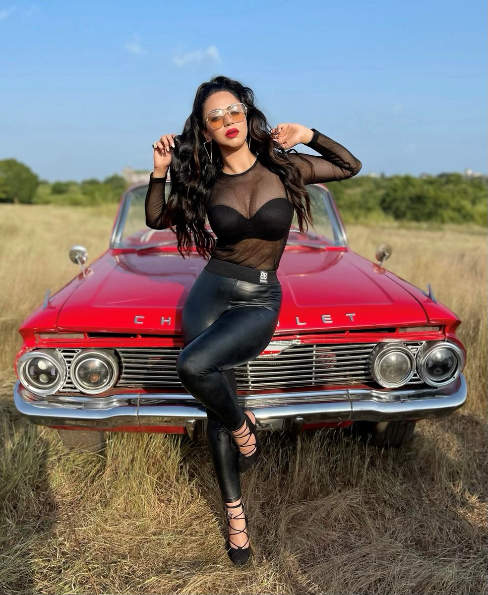 BollyTellyBuzz's tweet photo. Sensational 🌶 @soundarya_20 has a fit body to die for, looking like a dream in her latest pics!
.
.
#SoundaryaSharma | #BombHai https://t.co/iANZiBq57J