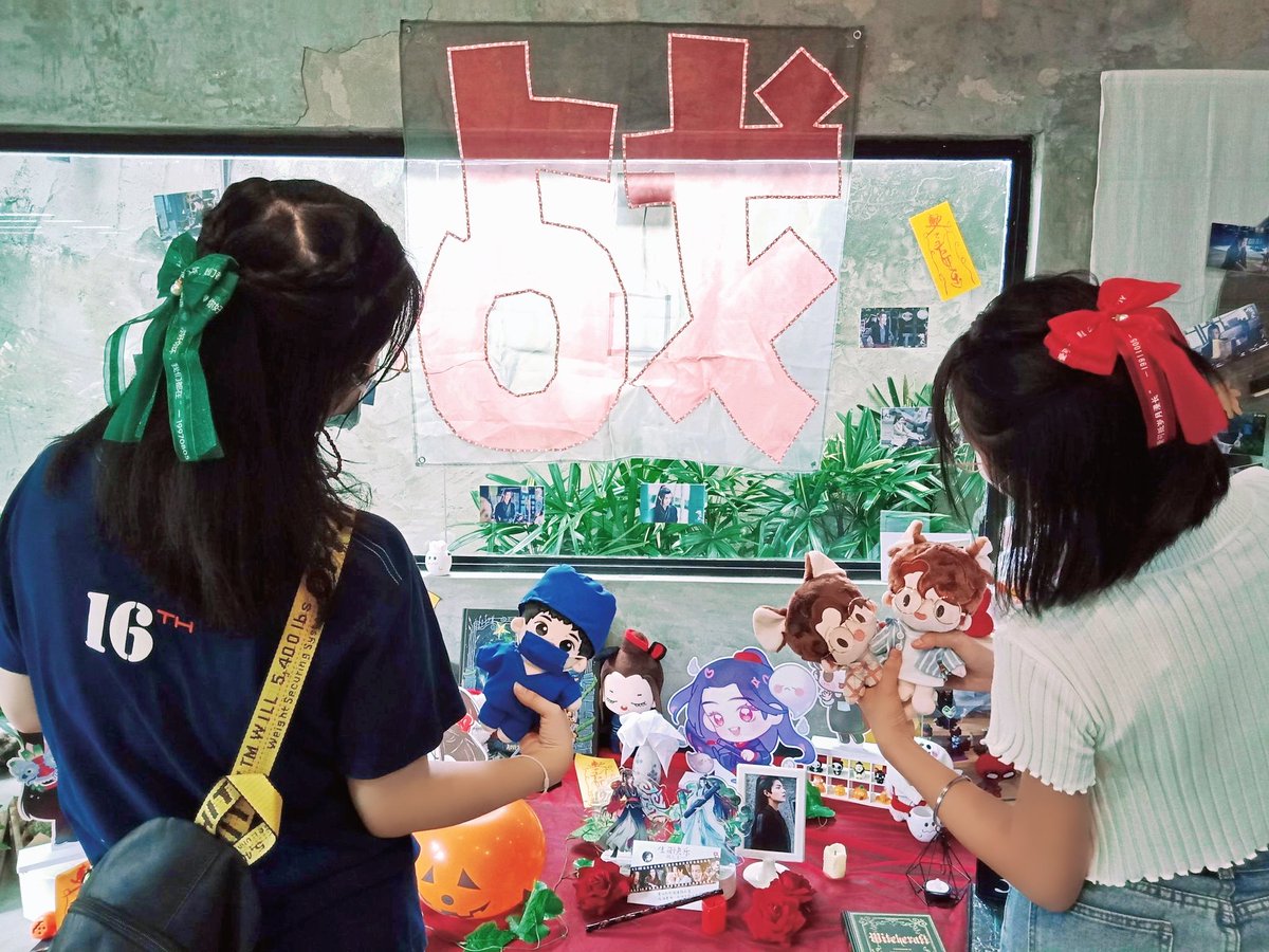 DeliriousMoment's tweet photo. ไปงาน #DAYTOYStory กะยัยตัวแฉบ @PloyMiki มาเมื่อวานงานน่ารักมากๆเลยต่ะ มีมุมให้เอาเด็กเร้กไปถ่ายยูปด้ยงับบบ และใช่เนยยย เลากะยัยตัวแฉบใส่โบว์GAW ของคูม @nitnoi_ ไปด้วยยยขอบคุณมั๊กเนยงับบบ🥰 โบว์สวยมั๊กใส่คู่ไปเนยเข่วแดงงับ 💚❤️. https://t.co/Hp61iYNwXb