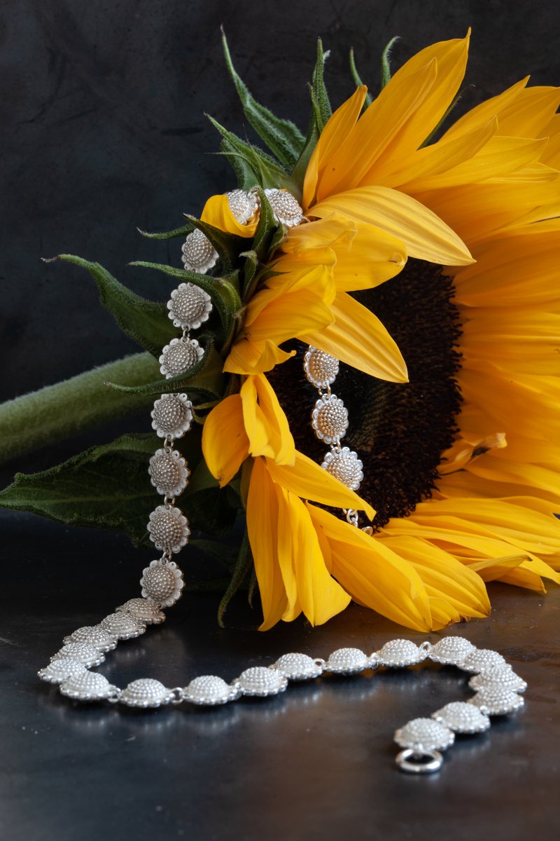 CHillsJewellery's tweet photo. As the days get colder and shorter, I wanted to share this necklace of sunflowers to hopefully brighten your day.

#simplenaturefinds #alovefornaturesbest #moody_nature #natureinside #inspiredbynature https://t.co/bIsLzYPt3b