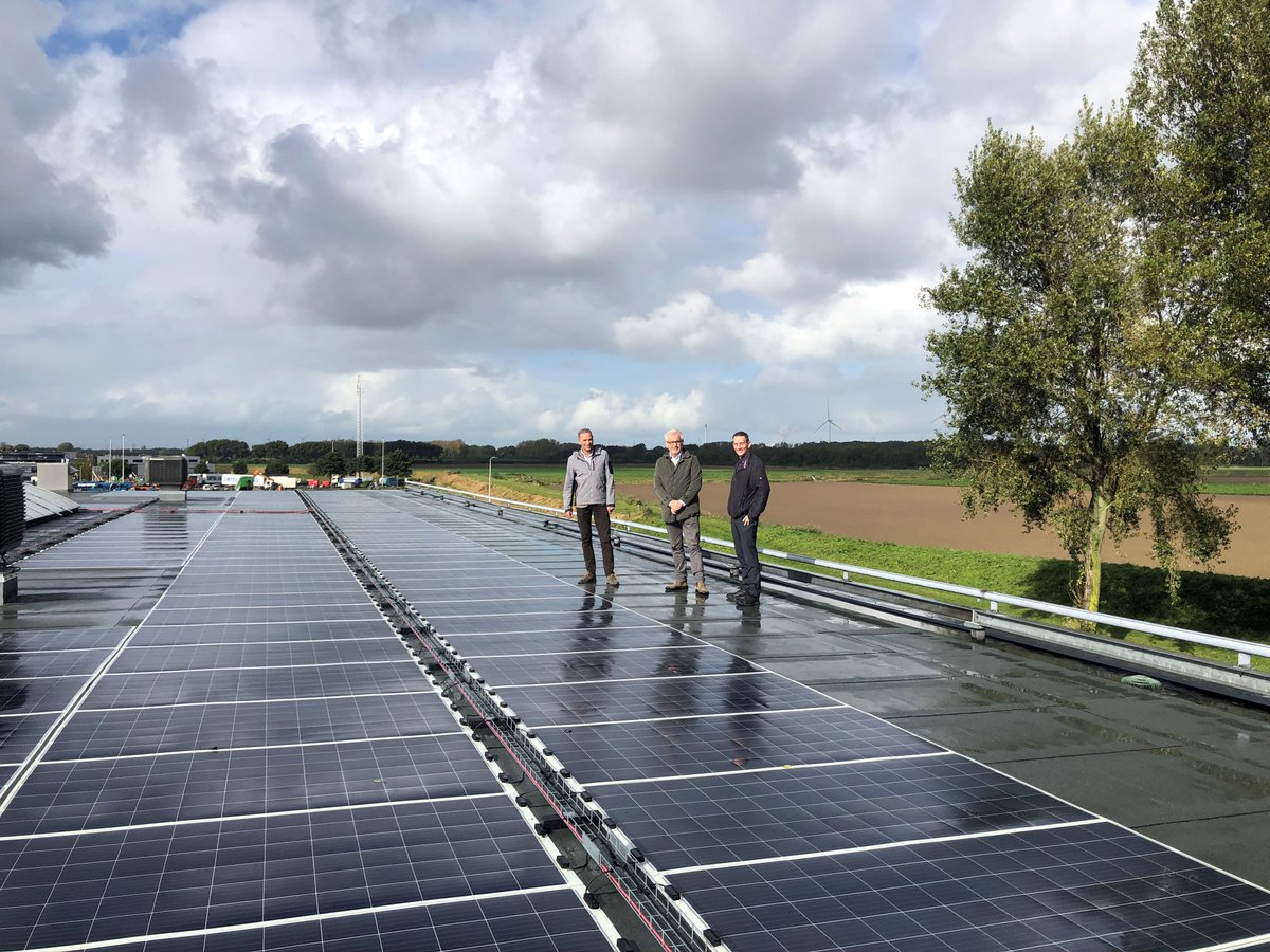 EnergiekVP's tweet photo. Wat als je graag zonnepanelen op je dak wilt, maar je dak is niet geschikt? Autobedrijf Van der Burgh in Brielle loste dat samen met Stefan Romijn, duurzaamheidscoach voor ondernemers op door lichtgewicht zonnepanelen te plaatsen. 

Lees hier meer: https://t.co/Xg5yyI3az7 https://t.co/eJ7chyv5NT