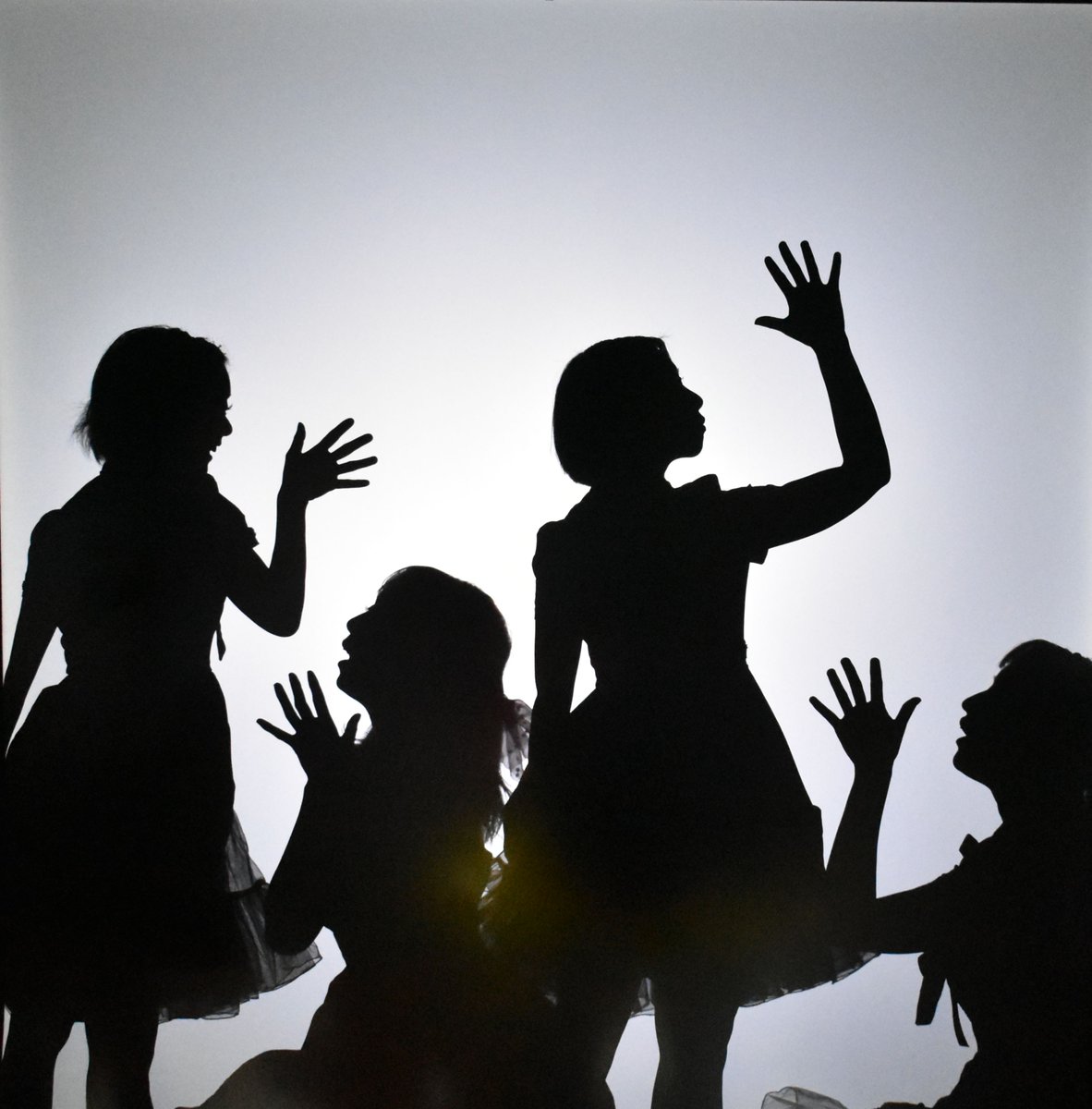 KAKASHIZA_jp's tweet photo. 既にTik Tok2021年度の「優秀クリエイター」に選ばれた影絵女子ですが「最優秀クリエイター」には、皆さんの投票が必要です❗️
投票期間：11月1日（月）〜11月8日（月）
投票ページ：https://t.co/Nf0Lvd9vMy
１ユーザー、１日に１回、投票が可能です❗️
どうぞご協力くださいますよう、お願い致します❗️ https://t.co/cEjJrHHsEj
