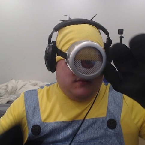 scarra's tweet photo. This guy shows up at your door what do you do https://t.co/nAJkNakhby