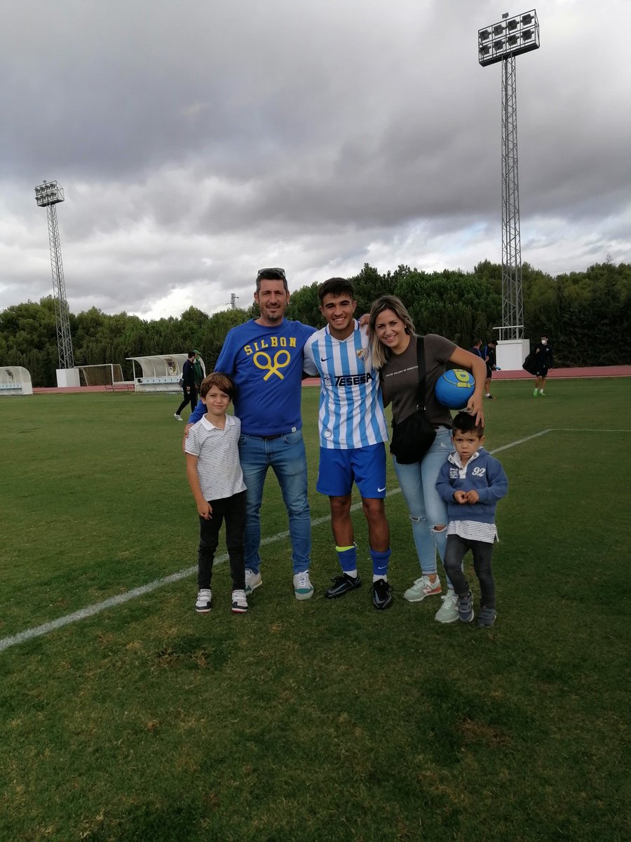 Con mi ídolo Pablo q central q clase q elegante es.