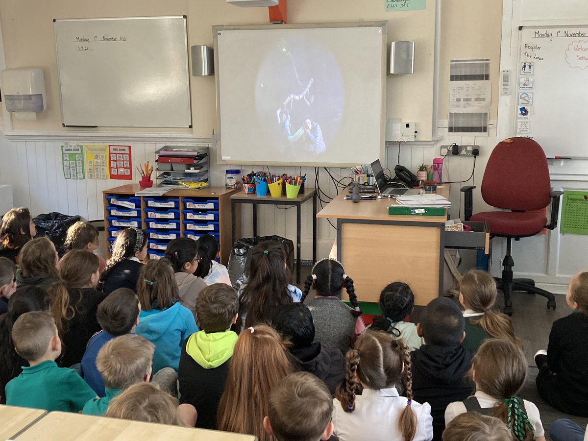 BalgreenPrimary's tweet photo. #Primary4a and #Primary4b loved watching The Lorax, which links in with our World Warrior topic 🌍 🌲 Thank you @lyceumtheatre for a fantastic show 🎭 https://t.co/94vmEkoRyF