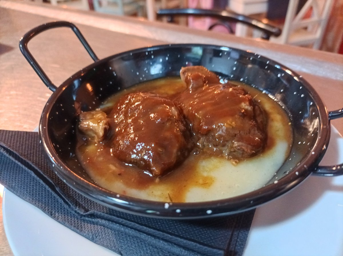 ¡Bueeenos días!
Hoy Lunes, a pesar de ser nuestro día de descanso habitual, La Pizarra PERMANECERÁ ABIERTA con motivo del Día festivo. 
RESERVAS EN EL 854726593