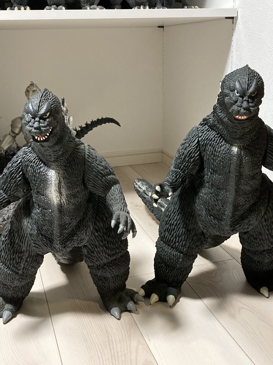 バンダイ ポピー事業部 1984年製ゴジラ 左が88年に「特大ゴジラ」と