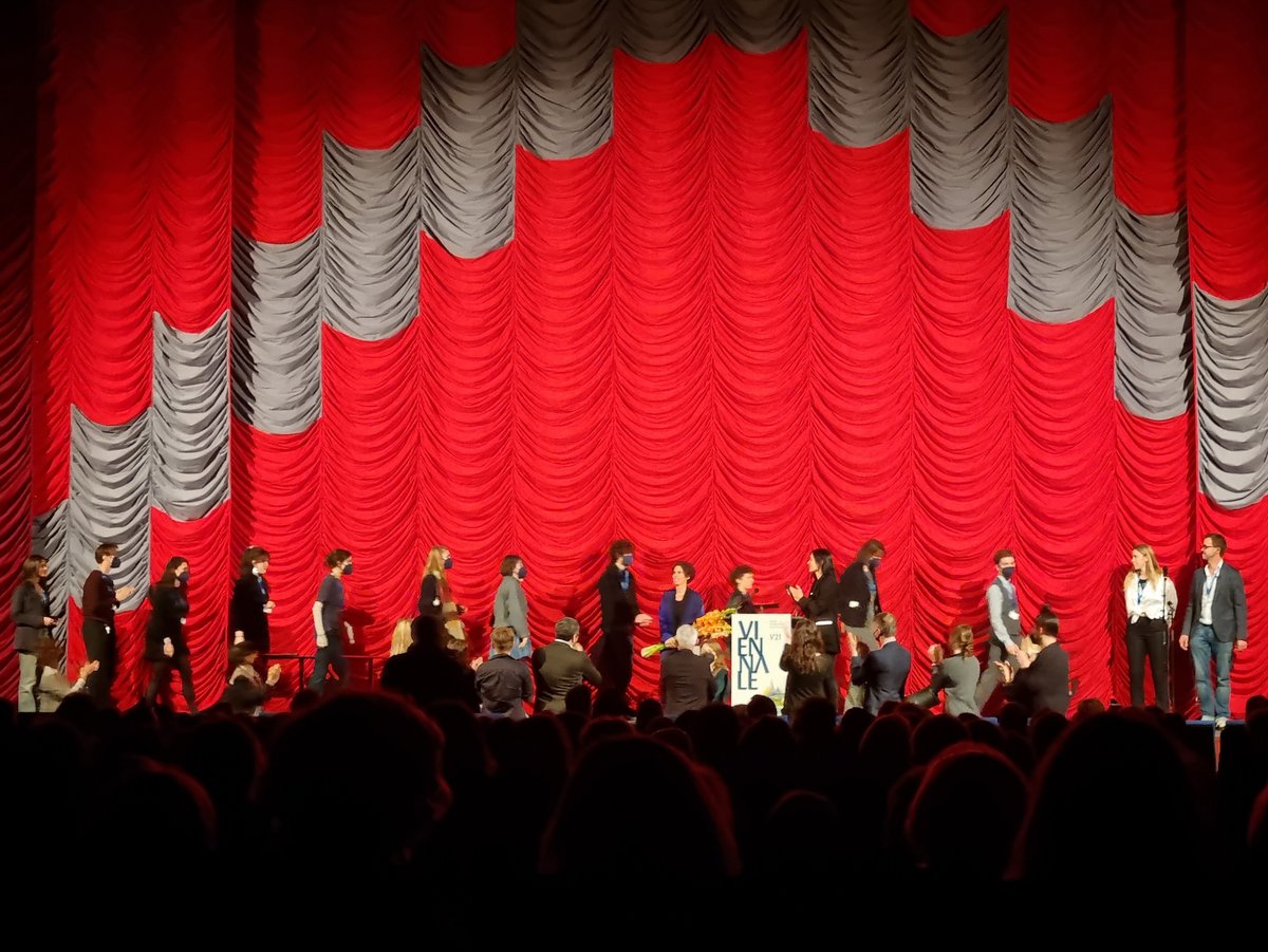 ORFonKultur's tweet photo. Abschlussgala: Das Team der #Viennale verabschiedete sich nach 25 Jahren von Geschäftsführerin Eva Rotter, die in Pension geht, und vom Publikum bis zum nächsten Jahr. https://t.co/fuhBzStIC2