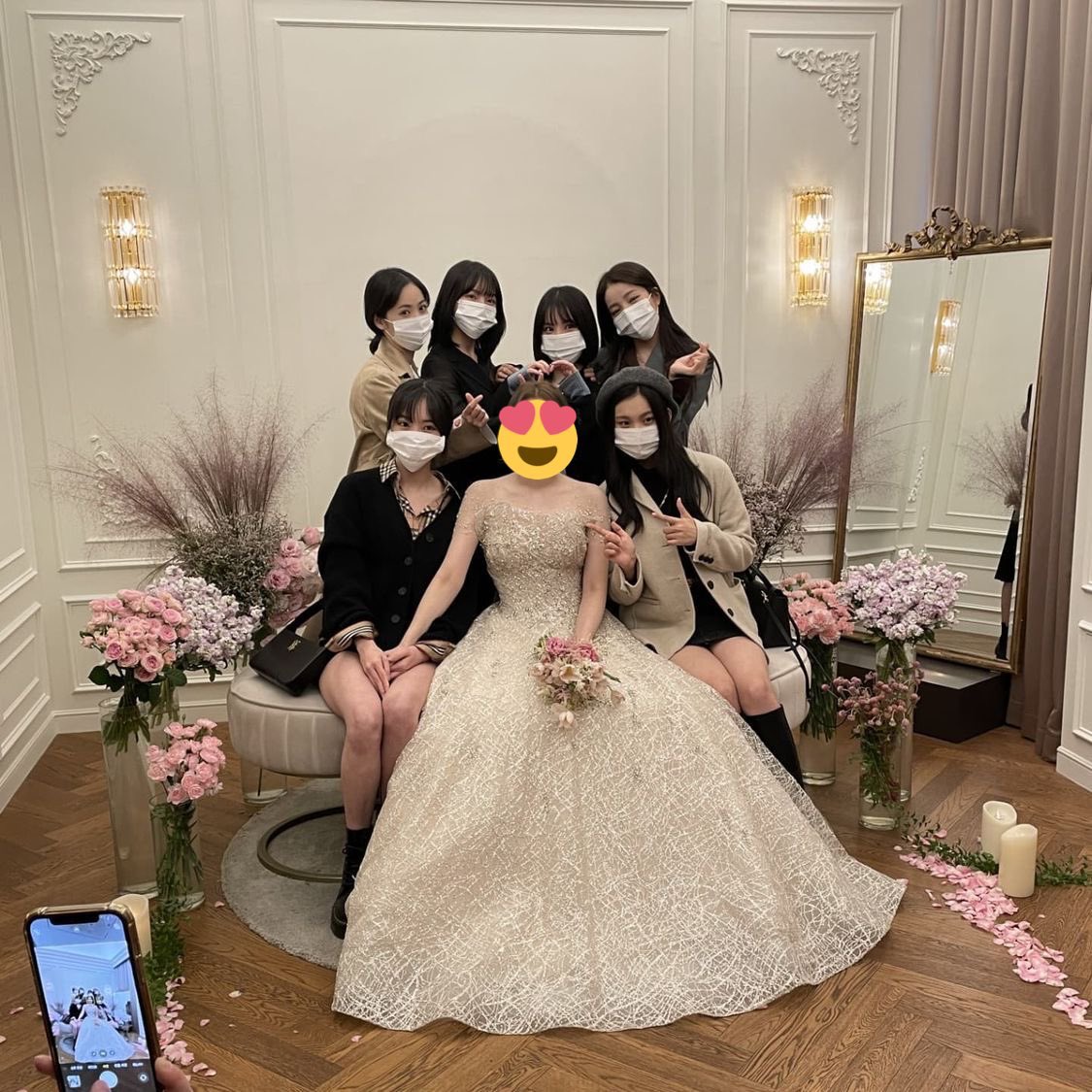 theonlygfriend's tweet photo. Sowon and Sinb commented on stylist Daran post

👩🏻‍🦰 I love you my kids, forever my idol
🦊 I love you my love❤️❤️❤️❤️❤️
🐱 I love you happy Daran🥰❤️ https://t.co/JoyvOqHcRp