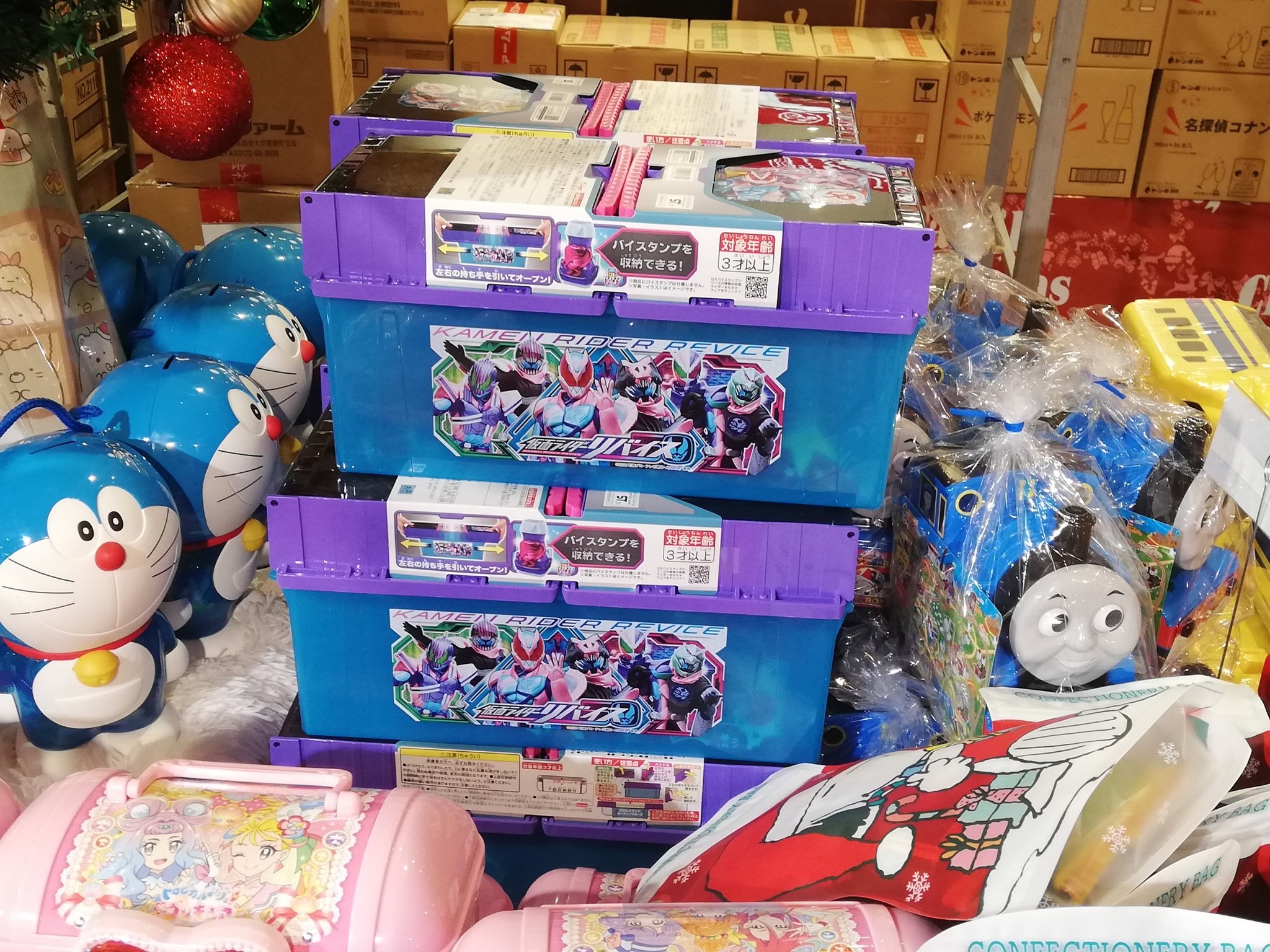 町ル田 Twitterren 今年もクリスマスお菓子ボックスの季節になってきた ˇwˇ リバイスはやたら毒々しい色をしているし プリキュアはやけにバリエーションが多い T Co B4tntqhl8r Twitter