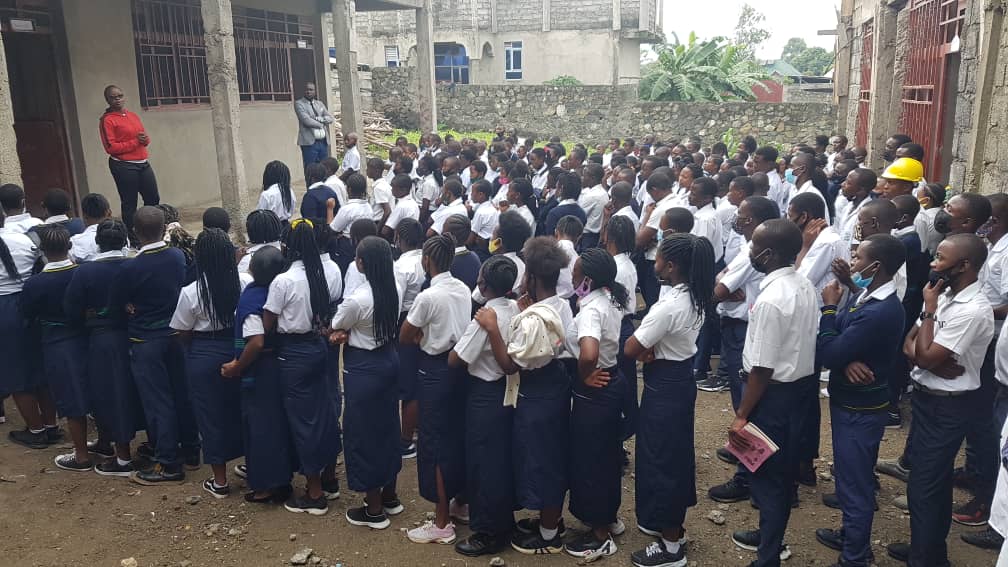 TshiabaNancy's tweet photo. Aujourd'hui 01er Novembre 2021, en marge de la journée de la jeunesse africaine. Très honorée de partager mon expérience en tant que femme sportive et avocate de profession avec les élèves du #SCAlpha/Goma. Je les ai motivée à donner le meilleur d'eux par la qualité du travail https://t.co/KczIYDteCH