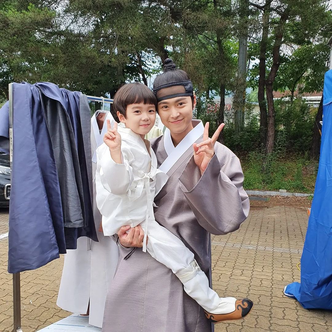 Nnoo05Ju's tweet photo. เราว่าจริงๆแล้วพ่อฮาจุงไม่ใช่ฮารัมหรอกน่าจะองค์ชายยังมยองมากกว่า ดูความเอ็นดูฮาจุงของพี่กงดิ555555 เอ็นดูความรูปสุดท้ายท่านแม่พาไปเล่นกับท่านลุงมาก #loversoftheredsky https://t.co/6KqQL6XTYH