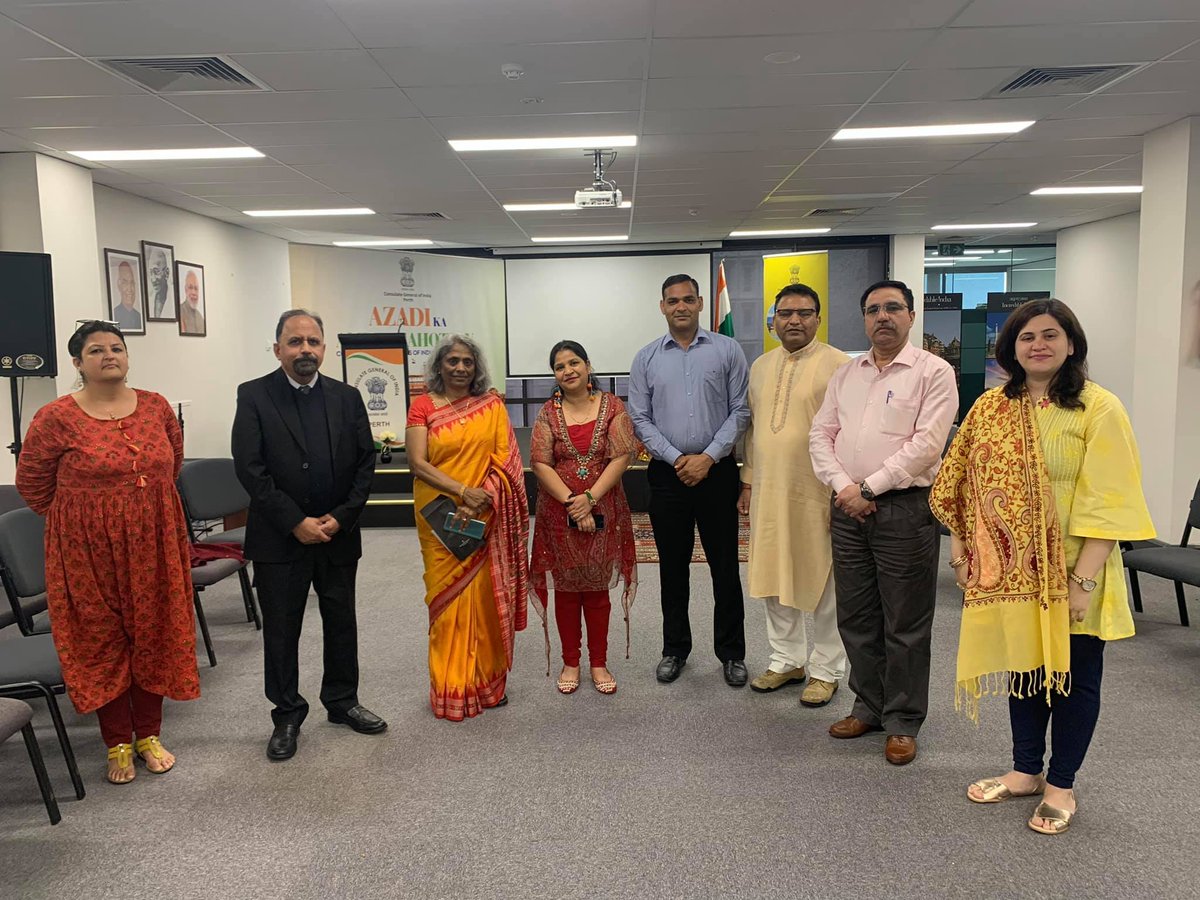 Consulate staff bid farewell to Consul General, Ms Dantu Charandasi. Wishing her good luck for future endeavours. 💐