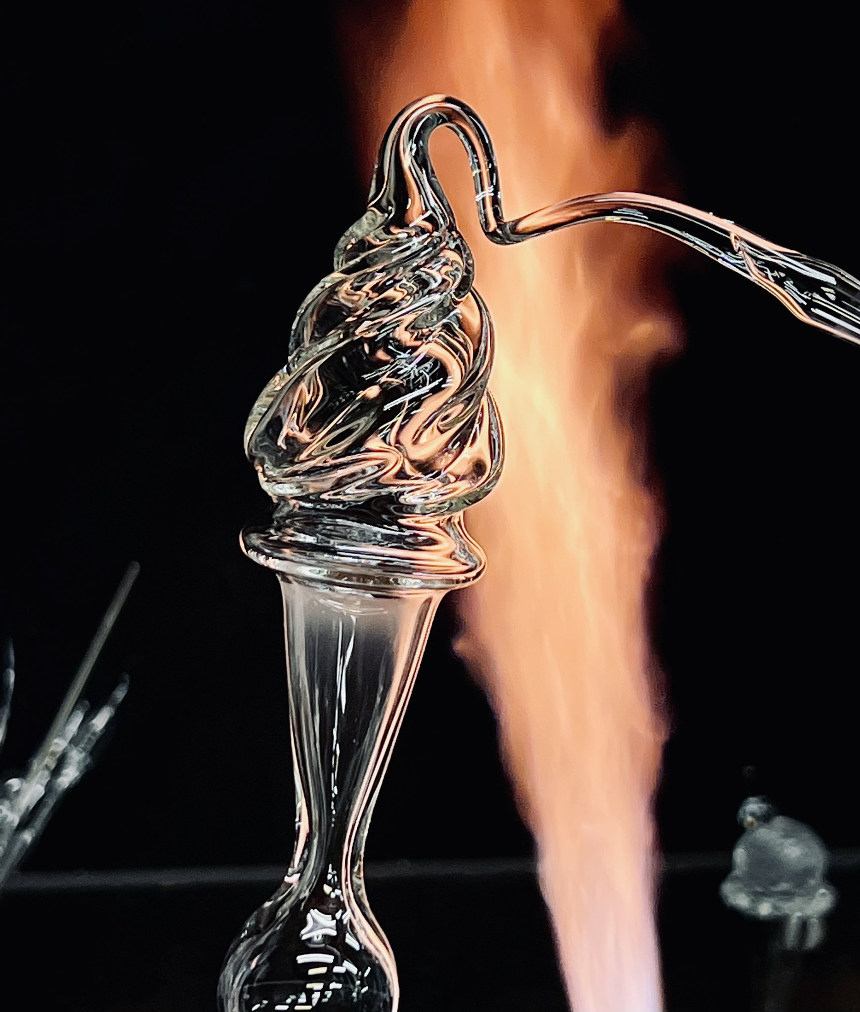 Utsusemi Glass Sculpture 展示会ガラス細工実演の復習練習ソフトクリーム オリジナルのガラス細工に弾みがついた一品 シンプルだけどねじり加減やアイス部分がズレたりするとごまかしが効かない 今回 ちぎった瞬間に失敗を悟る Borosilicate