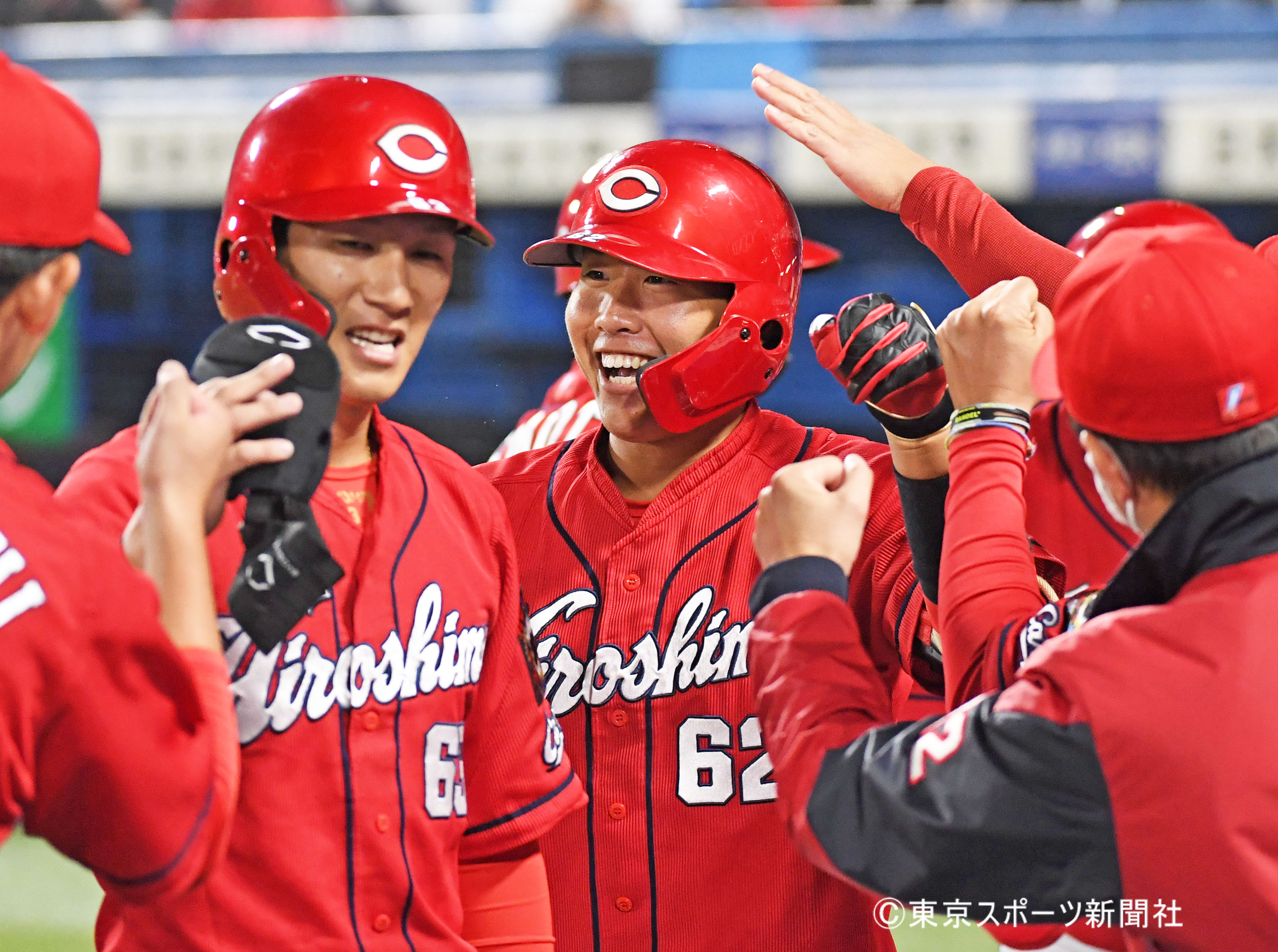 東スポ 写真部 プロ野球 １１月１日 神宮 東京ヤクルトスワローズ 広島東洋カープ 石原貴規 Hr カープ Carp 東スポ T Co Lo3kzkmceo Twitter