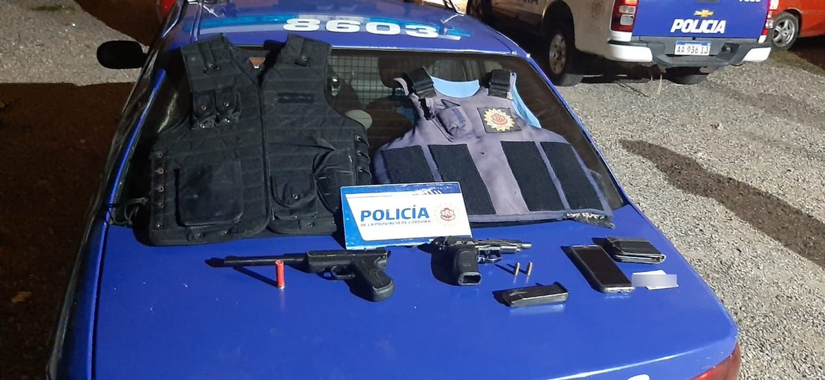 PoliciaCbaOf's tweet photo. En un #Operativo en B° Villa Urquiza, personal del #DttoII procedió a la #Detención de dos hombres de 32 y 33 años con frondosos antecedentes, quienes habrían cometido un ilícito en un domicilio de B° Villa Siburu. https://t.co/cdA27vr0Rh