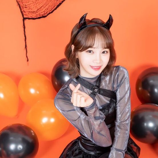kcwhourly's tweet photo. halloween chaewon  🎃 https://t.co/QaQ2TxLg8L