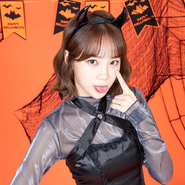 kcwhourly's tweet photo. halloween chaewon  🎃 https://t.co/QaQ2TxLg8L