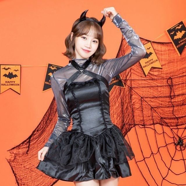 kcwhourly's tweet photo. halloween chaewon  🎃 https://t.co/QaQ2TxLg8L