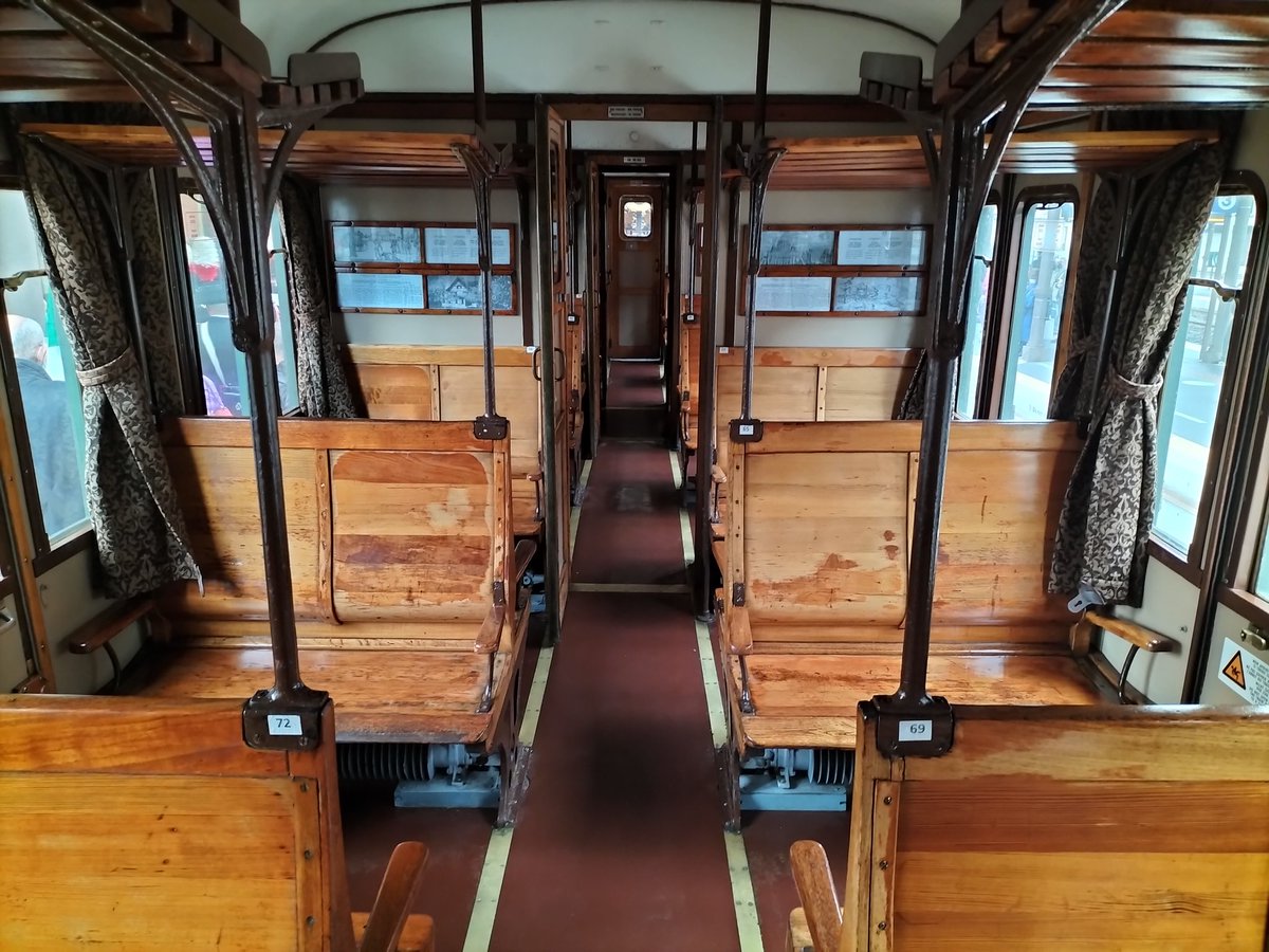 Sedili di legno e finestrini da cui potersi affacciare: le carrozze "Centoporte" del treno storico. Chi le ricorda? | Oggi ad Arezzo, domani Roma. #MiliteIgnoto100 #MiliteIgnoto